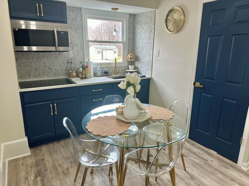 Amazing Modern house with a full kitchen and parking 