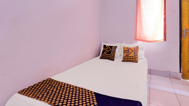 Deluxe Double Room | Free WiFi, bed sheets - OYO Life 93156 Rumah Kosan (Janapria)