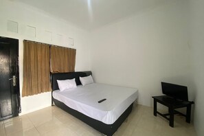 Deluxe Double Room | Free WiFi, bed sheets - OYO Life 93156 Rumah Kosan (Janapria)