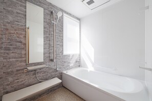 Combined shower/bathtub, spring water bathtub, free toiletries