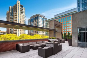 Terrace/patio - Unbelievable Reston 1BR, near Hospital, Mall & Dining, by Blueground (Northern Virginia)