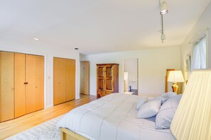 4 bedrooms, desk, iron/ironing board, WiFi - Great Barrington Lakeside Getaway w/ Kayak & Grill (Great Barrington)