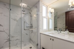 Elite Apartment | Bathroom | Combined shower/tub, rainfall showerhead, free toiletries, hair dryer - The Elite Thong Lor 25 (Bangkok)