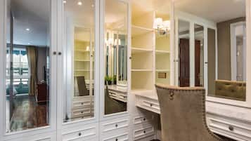 Elite Apartment, 2 Bedrooms, City View, Poolside | Wardrobe