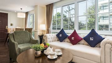 Elite Apartment | Ruang tamu | 40 inci televisyen LED dengan digital, stesen dok MP3