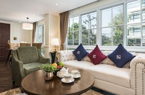 Elite-Apartment | Wohnzimmer | 40-Zoll-LED-Fernseher mit Digitalempfang, MP3-Dockingstation