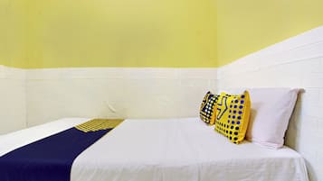 Double Room | Desk, bed sheets