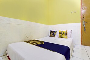 Double Room | Desk, bed sheets - Hotel O Juan Kostel (Kembaran)