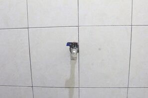 Deluxe Double Room | Bathroom | Shower, rainfall showerhead, towels - OYO Life 93157 Kos Kaloka (Janapria)