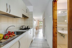 Departamento familiar, varias habitaciones (I Fari 94 600m From The Beach) | Cocina privada | Refrigerador, microondas, parrilla de estufa y lavavajillas 