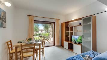 Apartamento família, vários quartos (I Fari 94 600m From The Beach) | Área de estar | TV de tela plana 21 polegadas com canais a cabo, TV