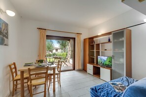 Appartamento familiare, camere multiple (I Fari 94 600m From The Beach) | Area soggiorno | TV a schermo piatto 21 pollici con canali via cavo, TV