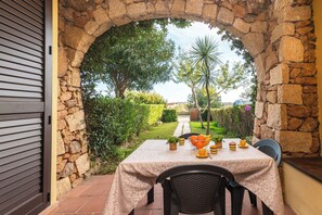 Outdoor dining - I Fari Apartments 600m From The Beach (Loiri Porto San Paolo)