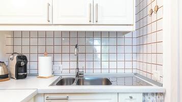 Geladeira, micro-ondas, cooktop, lava-louças