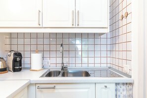 Fridge, microwave, stovetop, dishwasher - I Fari Apartments 600m From The Beach (Loiri Porto San Paolo)