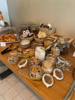 A breakfast buffet with various food items and utensils. - La Corte del Sole (Vieste)