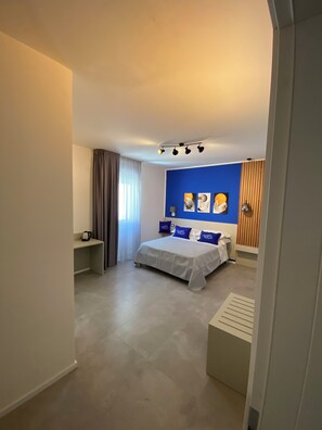 高级套房 | 客房内保险箱、办公桌、遮光窗帘、免费 WiFi