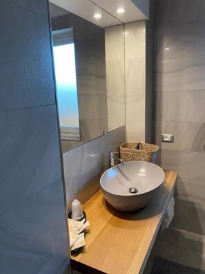 Superior Suite | Bathroom | Shower, hair dryer, towels, soap