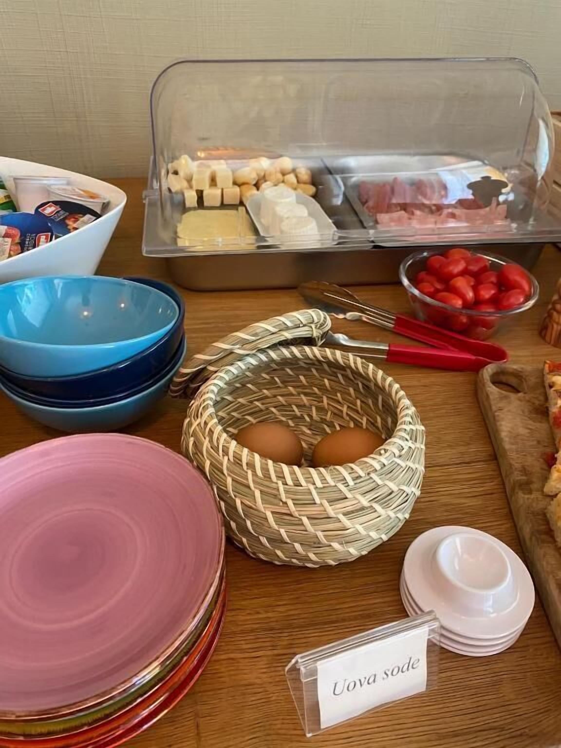 Ein reichhaltiges Frühstücksbuffet mit verschiedenen Speisen und Besteck.