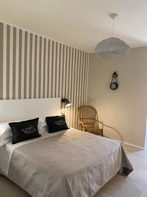 خزنة داخل الغرفة ومكتب وستائر تعتيم وواي فاي مجانًا