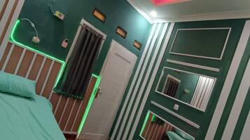 Habitación estándar doble | Escritorio y ropa de cama