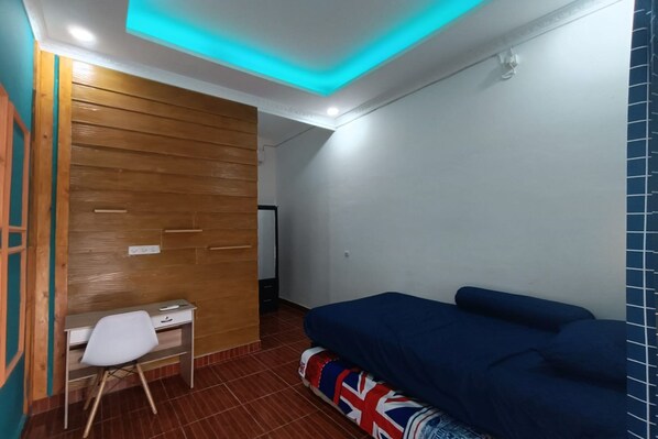 Habitación estándar doble | Escritorio y ropa de cama
