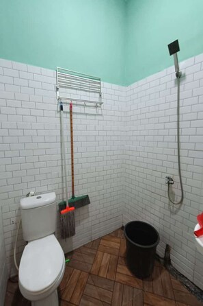 Standard-Doppelzimmer | Badezimmer | Dusche, Handtücher, Seife