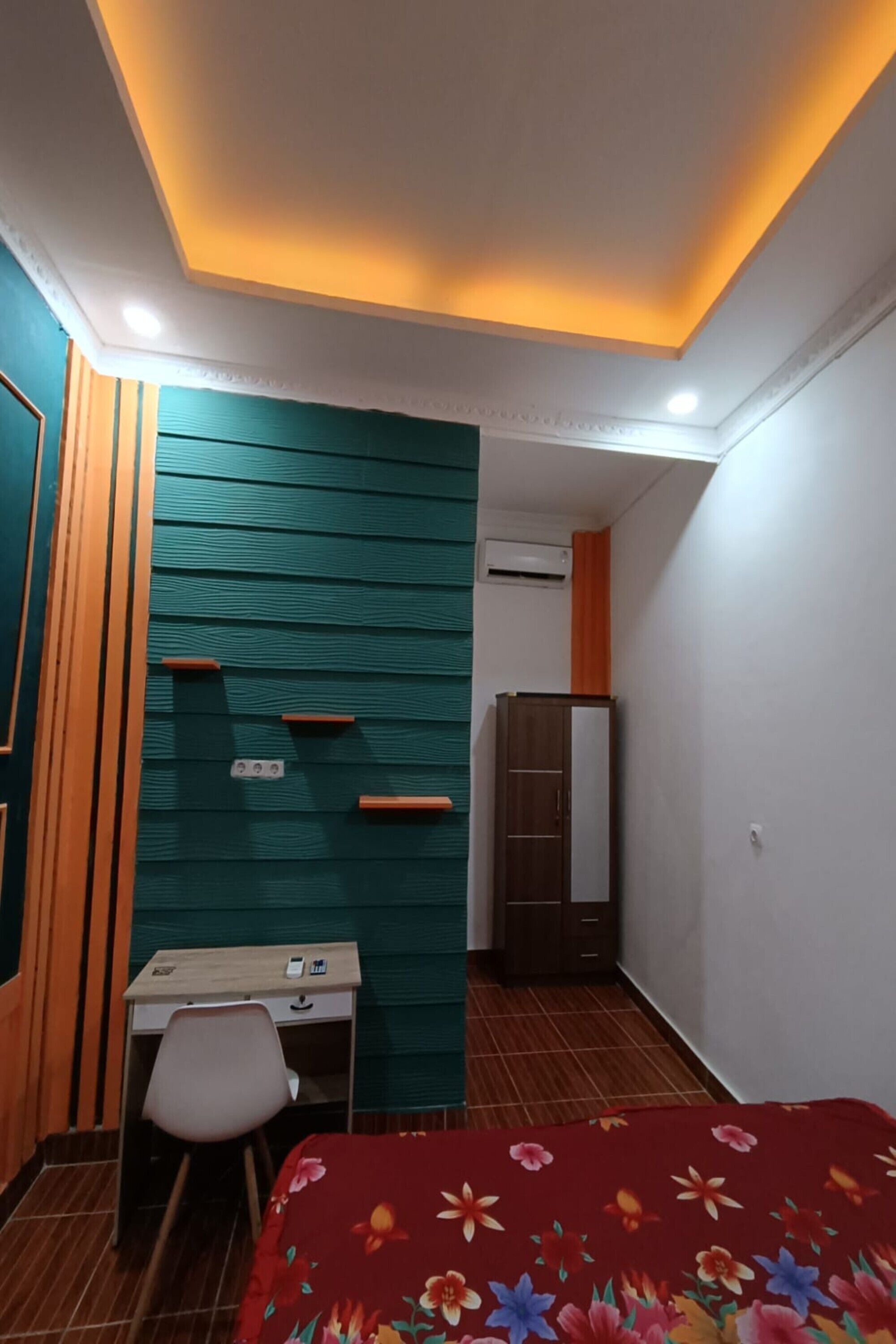 Habitación pequeña con escritorio, silla y cama.