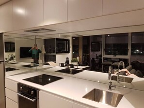 Fridge, microwave, oven, stovetop - Luxurious Flemington with Stunning Racecourse View (Kensington)