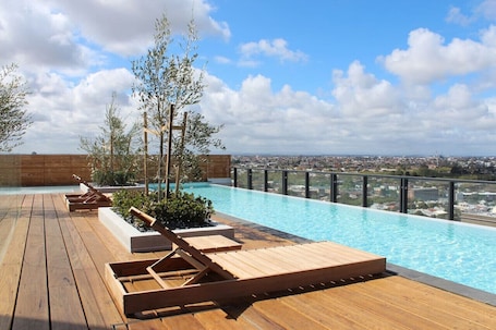 A heated pool. Luxurious Flemington with Stunning Racecourse View