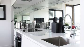 Køleskab, mikrobølgeovn, ovn, kogeplade