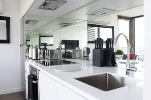 Fridge, microwave, oven, stovetop - Luxurious Flemington with Stunning Racecourse View (Kensington)