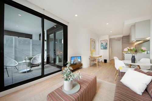 Cool and Contemporary on the City’s Edge