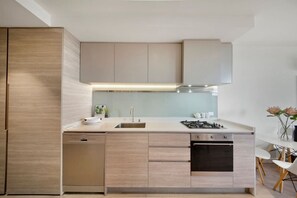 Fridge, microwave, oven, stovetop - Cool and Contemporary on the City’s Edge (Footscray)