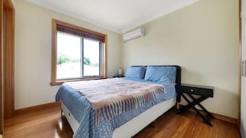 Escriptori, planxa i posts de planxar, wifi gratuïta i roba de llit