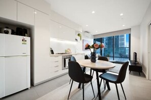 Dining - A Cosmopolitan Hub in CBD Centre (Melbourne)