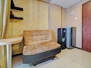 Deluxe-Doppelzimmer | Wohnbereich | 32-Zoll-Flachbildfernseher mit Kabelempfang