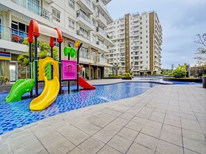 Outdoor pool - OYO Life 93065 Apartemen Gateway Pasteur By Glory Rent (Cimahi)