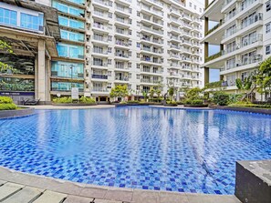 Outdoor pool - OYO Life 93065 Apartemen Gateway Pasteur By Glory Rent (Cimahi)