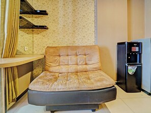 Deluxe Double Room | Living area | 32-inch flat-screen TV with cable channels - OYO Life 93065 Apartemen Gateway Pasteur By Glory Rent (Cimahi)