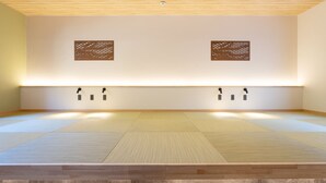 A tatami mat room with wooden flooring, two wall-mounted sinks, and a ceiling with a wooden panel design. - SMART VILLA Hakone Sukumogawa Riverside (Hakone)