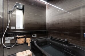 Family House | Bathroom | Combined shower/tub, free toiletries, hair dryer, slippers - SMART VILLA Hakone Sukumogawa Riverside (Hakone)