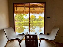 Chambre Double Supérieure, 1 grand lit, vue lac | Coin séjour | Télévision LCD