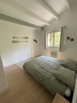 4 habitaciones, tabla de planchar con plancha y cuna de viaje 