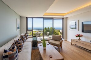 Apartamento superluxo, 3 quartos | Área de estar | TV de tela plana