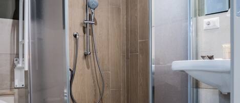 Deluxe Room | Bathroom | Shower, rainfall showerhead, free toiletries, towels