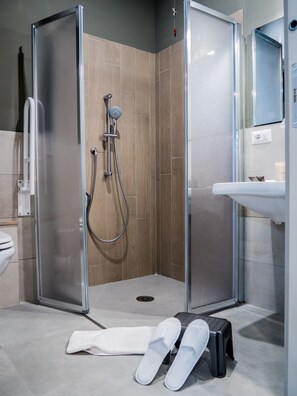 ห้องดีลักซ์ | ห้องน้ำ | ฝักบัว, เรนชาวเวอร์, ของใช้ในห้องน้ำฟรี, ผ้าเช็ดตัว