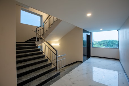 Executive Studio Suite | Living area | 32-inch LED TV with satellite channels