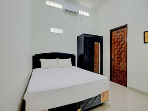 Dobbeltrom – deluxe | Skrivebord, skrivebord for bærbar PC og sengetøy