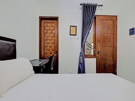 Escritorio, espacio para trabajar con laptop y ropa de cama 